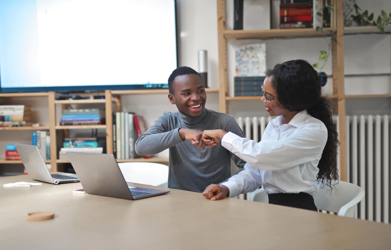 Jeunes professionnels collaborant dans un espace moderne